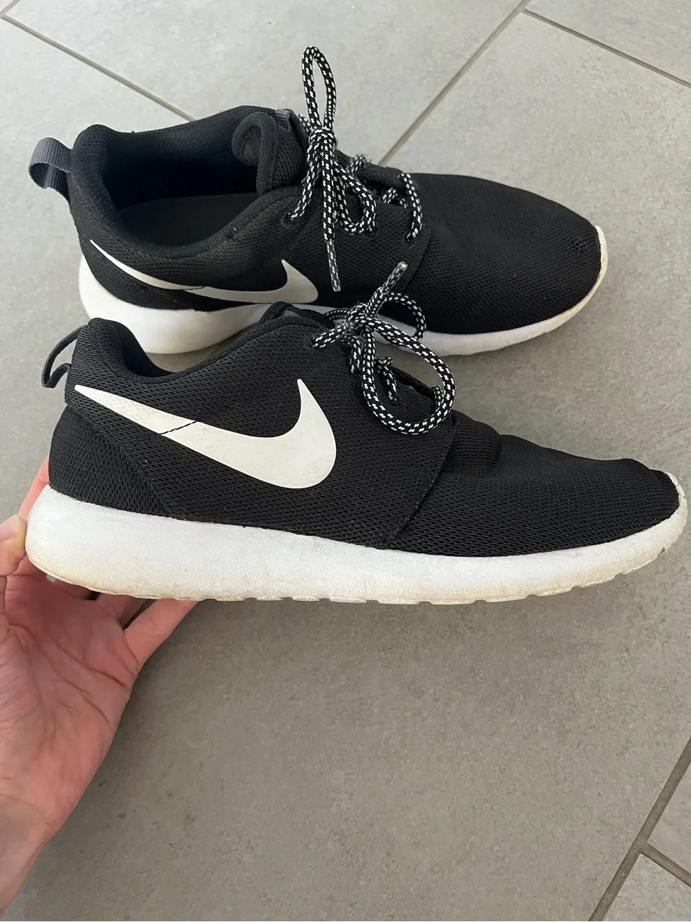 Nike Roshe Lightweight Sneakers - Picture 2 of 9
